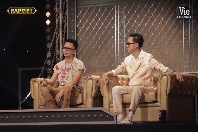 “Rap Việt“: Tlinh tạo kỳ tích khi một mình “cân” hai đối thủ “nặng ký“ ảnh 9