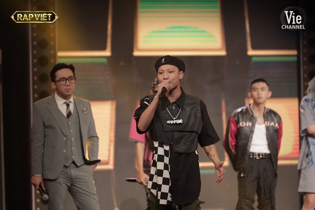 “Rap Việt“: Tlinh tạo kỳ tích khi một mình “cân” hai đối thủ “nặng ký“ ảnh 14