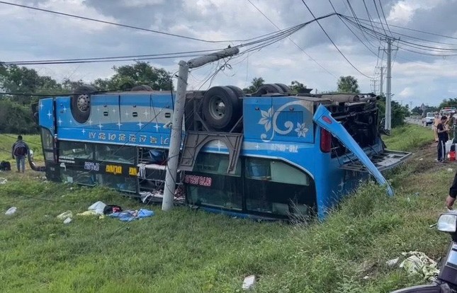 Kinh hãi xe giường nằm lật ngửa ở Bình Thuận, hàng chục hành khách đập cửa thoát thân ảnh 1