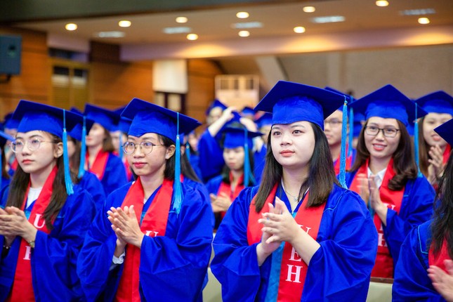 Gần 3.500 sinh viên trường ĐH Kinh tế TP. HCM nhận bằng tốt nghiệp sau dịch COVID-19 ảnh 1
