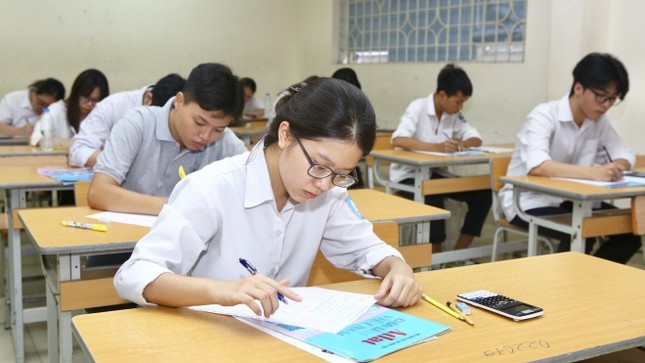 Đà Nẵng xếp bàn ghế giãn cách cho thí sinh ở kỳ thi tốt nghiệp THPT năm 2020 ảnh 1