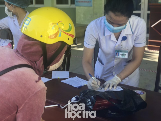 Bên trong Bệnh viện Đà Nẵng những ngày đầu tiên thực hiện biện pháp cách ly y tế ảnh 4