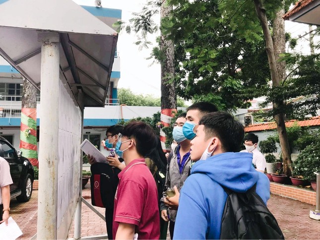 Teen “check-in” điểm thi tốt nghiệp THPT giữa sự “bảo vệ” của đội ngũ y tế, công an ảnh 3