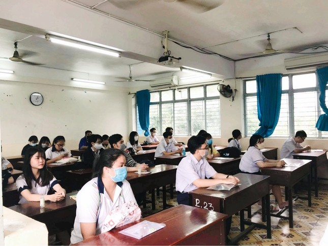 Teen “check-in” điểm thi tốt nghiệp THPT giữa sự “bảo vệ” của đội ngũ y tế, công an ảnh 4