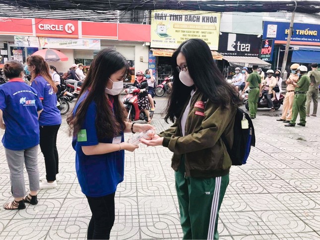 Teen “check-in” điểm thi tốt nghiệp THPT giữa sự “bảo vệ” của đội ngũ y tế, công an ảnh 2