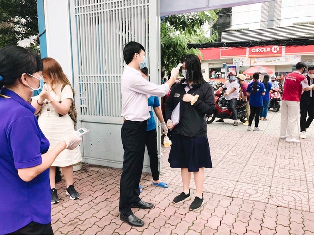 Teen “check-in” điểm thi tốt nghiệp THPT giữa sự “bảo vệ” của đội ngũ y tế, công an ảnh 1