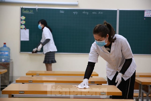 Mục kích phun thuốc khử trùng các trường học Hà Nội ảnh 5