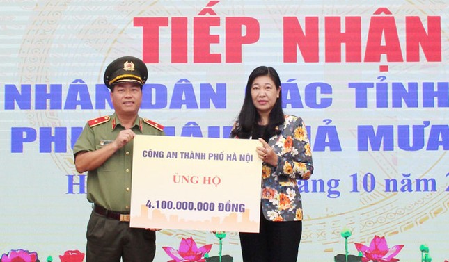 Hà Nội tiếp nhận 22 tỷ đồng ủng hộ đồng bào miền Trung ảnh 1
