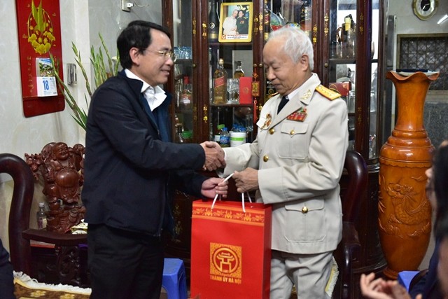 Hà Nội tặng quà Tết các gia đình chính sách, lão thành cách mạng ảnh 2