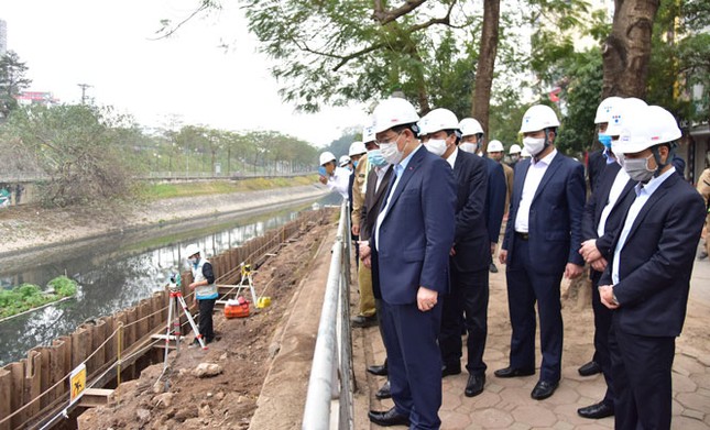 Thăm nhà máy nước thải Yên Xá, Bí thư Hà Nội yêu cầu 'chỉ bàn tiến, không bàn lùi' ảnh 1