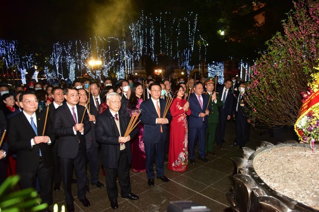 Tổng Bí thư, Chủ tịch nước chúc Tết người dân Thủ đô ảnh 1