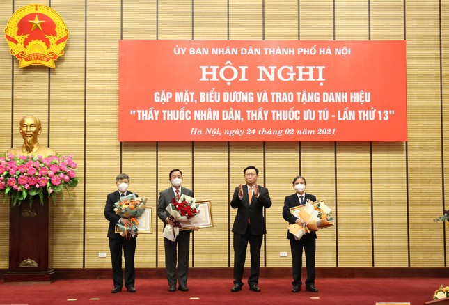 Hai Phó Ban phòng chống COVID-19 Hà Nội nhận danh hiệu Thầy thuốc nhân dân ảnh 1