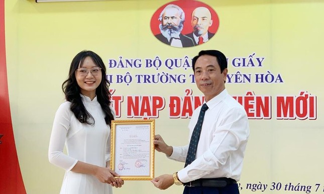 Nữ sinh Hà Nội đỗ 4 trường đại học tốp đầu được kết nạp Đảng ảnh 1