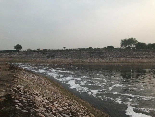  Hà Nội: Bất ngờ kênh dẫn nước Yên Sở bọt trắng như băng đổ ra sông Hồng - Ảnh 3.