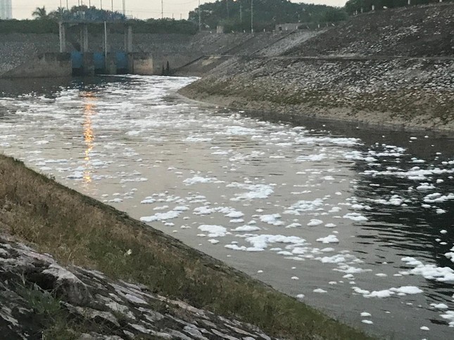 Hà Nội: Bất ngờ kênh dẫn nước Yên Sở bọt trắng như băng đổ ra sông Hồng - Ảnh 5.