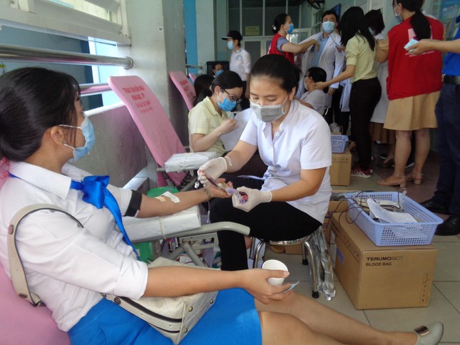 Hơn 200 nhân viên y tế hiến máu cứu người ảnh 5