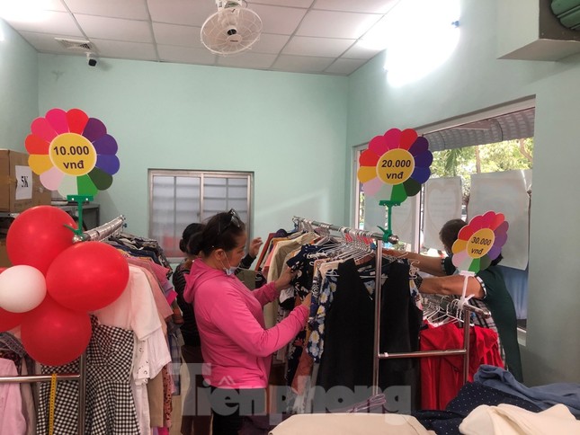 Bệnh nhân nghèo ấm lòng với gian hàng 'chia sẻ yêu thương' ảnh 1