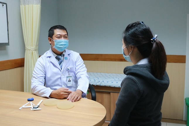Nâng cấp làm đẹp 'vòng một', người phụ nữ bị vỡ túi ngực ảnh 3