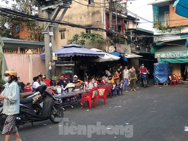 TPHCM: Sau 9 ngày bị phong tỏa, dân Mả Lạng ra đường ăn mừng được 'giải phóng' ảnh 2