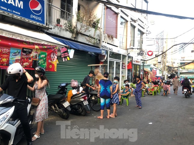TPHCM: Sau 9 ngày bị phong tỏa, dân Mả Lạng ra đường ăn mừng được 'giải phóng' ảnh 4