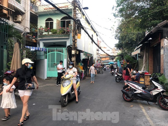 TPHCM: Sau 9 ngày bị phong tỏa, dân Mả Lạng ra đường ăn mừng được 'giải phóng' ảnh 3