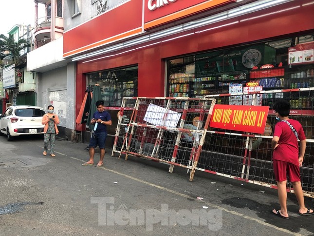 TPHCM: Sau 9 ngày bị phong tỏa, dân Mả Lạng ra đường ăn mừng được 'giải phóng' ảnh 1