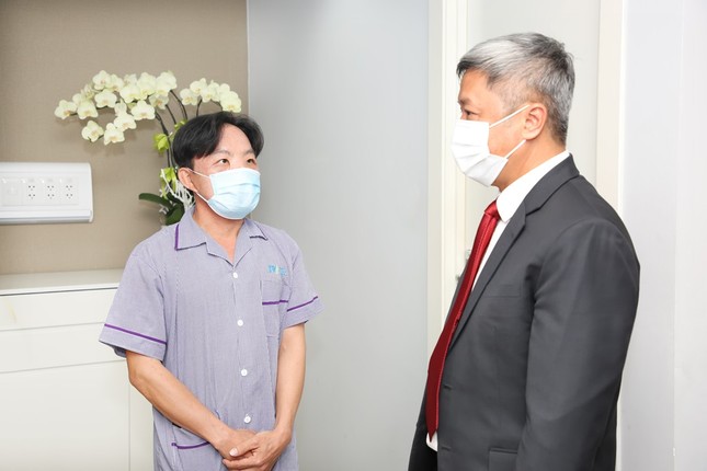 Thứ trưởng Bộ Y tế thăm chàng trai từng phải sống với 'gương mặt quỷ' ảnh 1