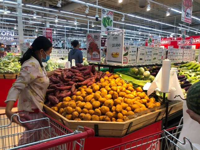 Sức mua tăng nhanh, siêu thị tại TPHCM mở cửa đến nửa đêm bán hàng Tết - Ảnh 8.