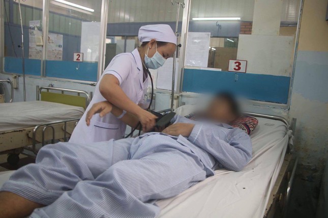 Can thiệp mạch cứu sống bệnh nhân suýt chết vì sốt xuất huyết ảnh 1