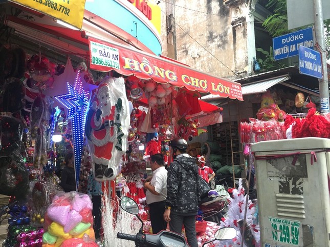 Người dân Sài Gòn đổ xô mua sắm đồ trang trí Noel ảnh 1