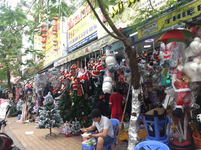 Người dân Sài Gòn đổ xô mua sắm đồ trang trí Noel ảnh 2