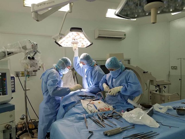 Ca mổ 'ngoạn mục' cứu cụ ông 76 tuổi mắc nhiều bệnh khỏi liệt tứ chi ảnh 1