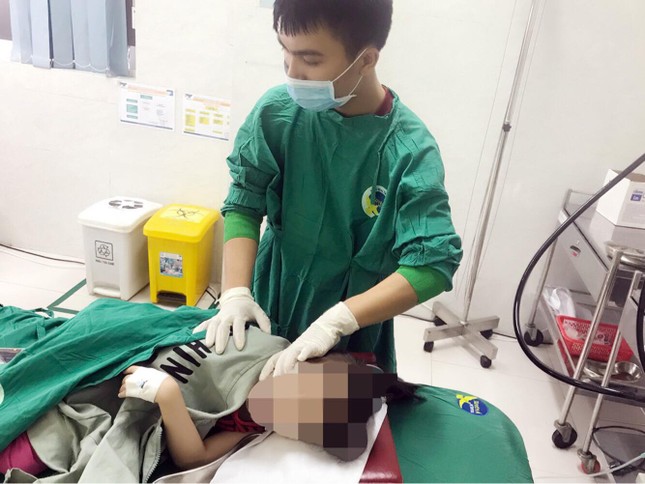 Bàng hoàng phát hiện đồng xu nằm trong thực quản bé gái 5 tuổi ảnh 3