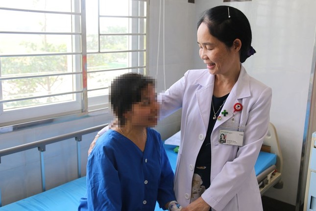Ngỡ viêm dạ dày, ai ngờ 2 con sán 'làm tổ' trong tá tràng ảnh 2