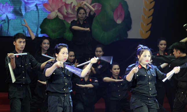 Giao lưu nghệ thuật phụ nữ công an - phụ nữ quân đội ảnh 8