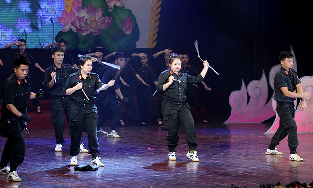Giao lưu nghệ thuật phụ nữ công an - phụ nữ quân đội ảnh 7