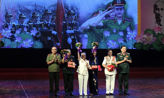 Giao lưu nghệ thuật phụ nữ công an - phụ nữ quân đội ảnh 2
