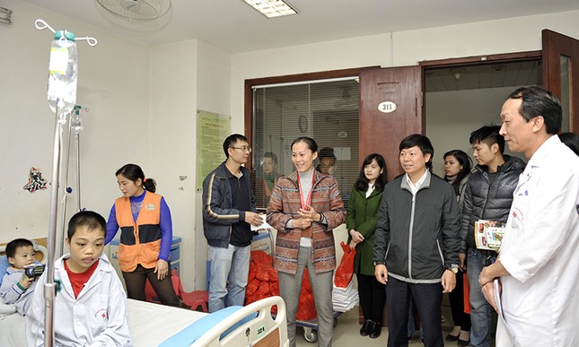 Chủ Nhật Đỏ tặng quà bệnh nhi Viện huyết học truyền máu T.Ư ảnh 2