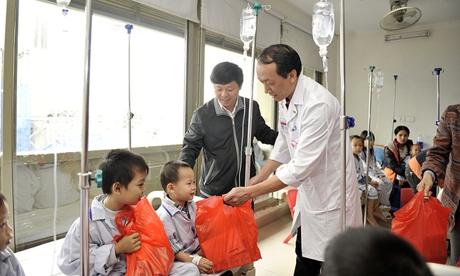 Chủ Nhật Đỏ tặng quà bệnh nhi Viện huyết học truyền máu T.Ư ảnh 4