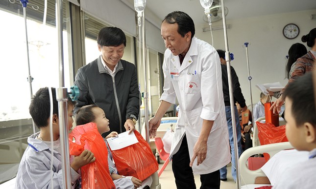 Chủ Nhật Đỏ tặng quà bệnh nhi Viện huyết học truyền máu T.Ư ảnh 3