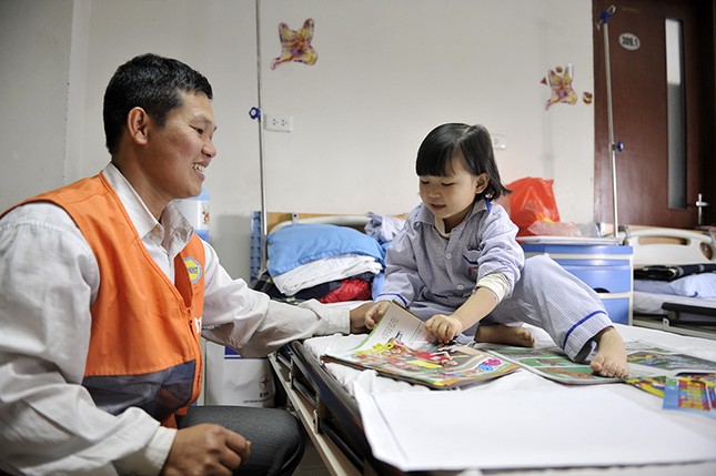 Chủ Nhật Đỏ tặng quà bệnh nhi Viện huyết học truyền máu T.Ư ảnh 5