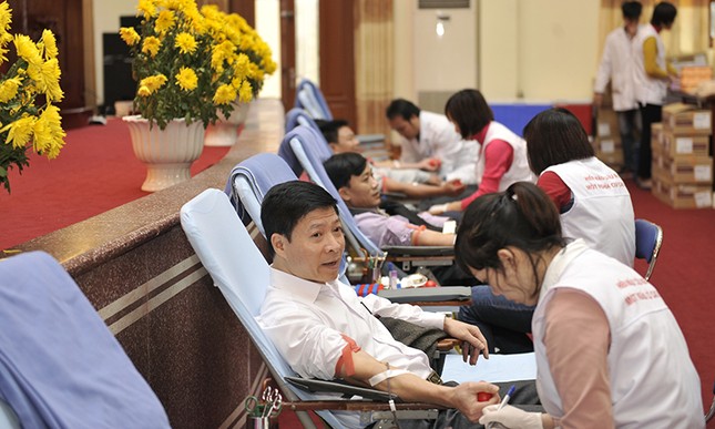 Người dân Hà Nam vượt mưa rét đi hiến máu ảnh 10