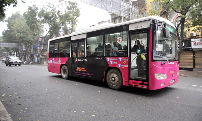 Chuyến xe buýt đặc biệt trên đường phố Hà Nội ảnh 1