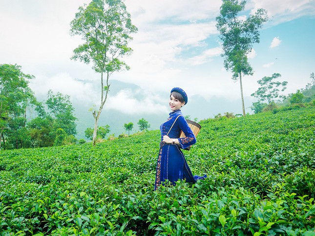 Thí sinh iMiss Thăng Long rạng rỡ sắc áo dân tộc bên đồi chè ảnh 1