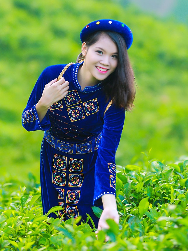 Thí sinh iMiss Thăng Long rạng rỡ sắc áo dân tộc bên đồi chè ảnh 15