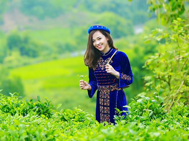 Thí sinh iMiss Thăng Long rạng rỡ sắc áo dân tộc bên đồi chè ảnh 9
