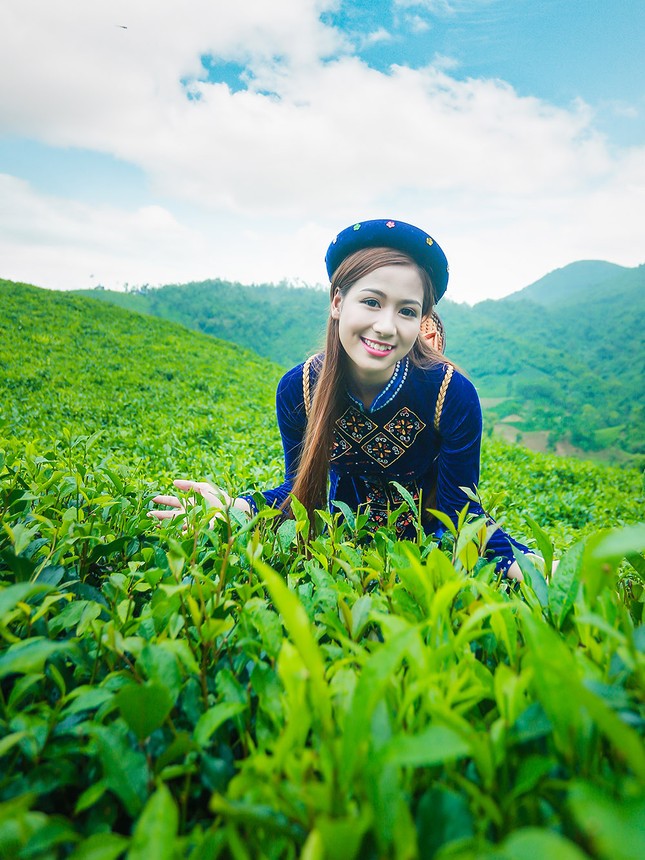 Thí sinh iMiss Thăng Long rạng rỡ sắc áo dân tộc bên đồi chè ảnh 24