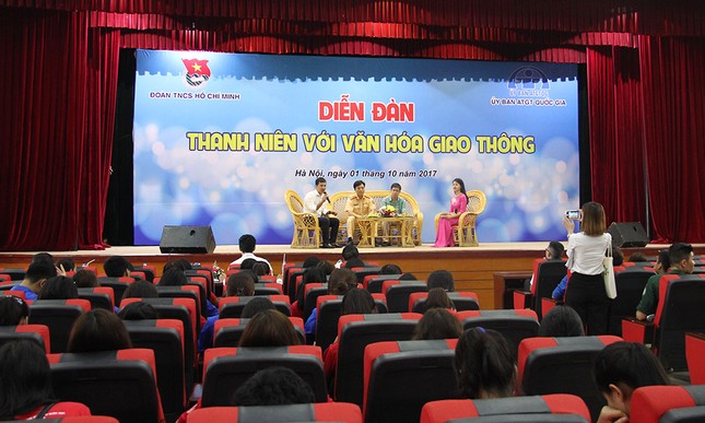 Tân sinh viên Hà thành hưởng ứng đội mũ bảo hiểm đạt chuẩn ảnh 2