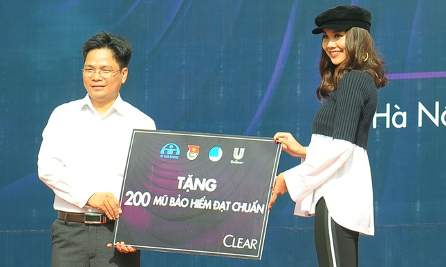 Tân sinh viên Hà thành hưởng ứng đội mũ bảo hiểm đạt chuẩn ảnh 4