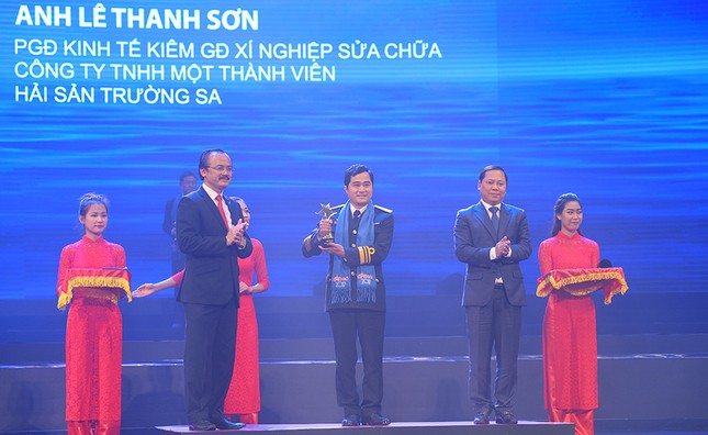 Trao giải thưởng Sao Đỏ - 100 Doanh nhân trẻ tiêu biểu 2017 ảnh 7